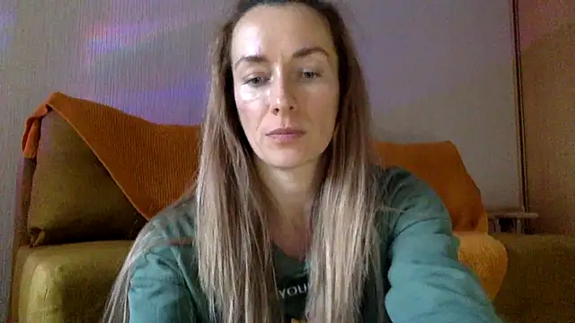 Snapshot of RebeccaMartinez chatting on 03/17/25, 01:18 RebeccaMartinez online show from 03/17/25, 01:18