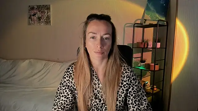 Snapshot of RebeccaMartinez chatting on 09/27/25, 07:24 RebeccaMartinez online show from 09/27/25, 07:24