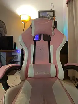 Snapshot of LittleBabyCat22 chatting on 12/18/25, 03:56 LittleBabyCat22 online show from 12/18/25, 03:56