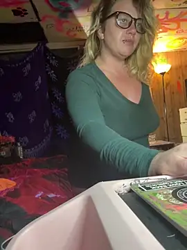 Snapshot of TrashleyRosebud chatting on 11/25/25, 08:58 TrashleyRosebud online show from 11/25/25, 08:58