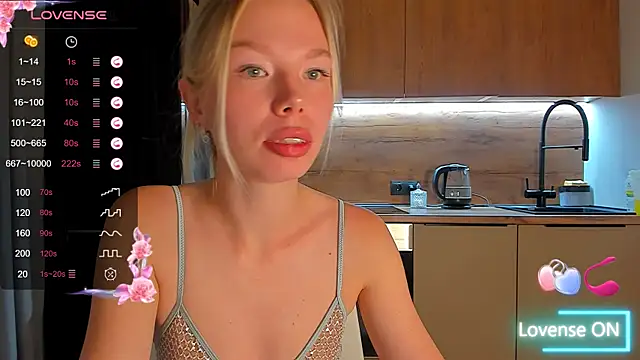 Snapshot of Olivia_Bells chatting on 10/08/25, 09:12 Olivia Bells online show from 10/08/25, 09:12