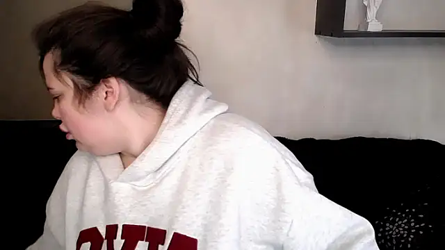 Emily Mo online show from 10/28/25, 08:40