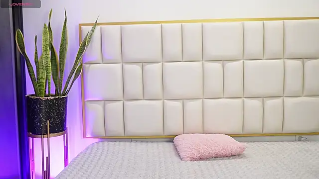 Anais aradia online show from 12/20/25, 05:14