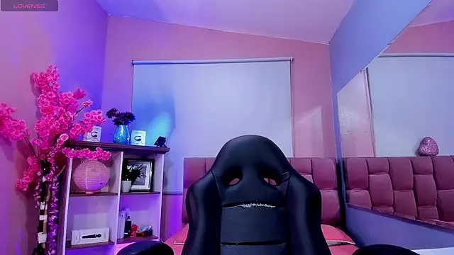 Snapshot of mia_thompsonn_ chatting on 11/28/25, 02:09 mia thompsonn online show from 11/28/25, 02:09