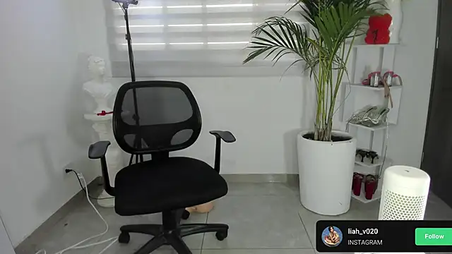 Snapshot of liah_v chatting on 12/02/24, 09:28 liah v online show from 12/02/24, 09:28