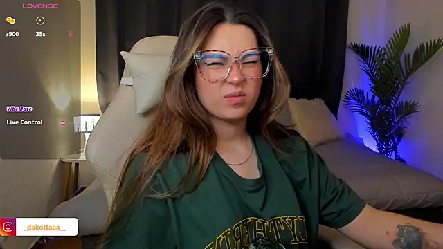 dakottaa  online show from 11/28/25, 11:40