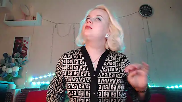 Snapshot of Karolina_love_ chatting on 01/09/25, 03:44 Karolina love online show from 01/09/25, 03:44