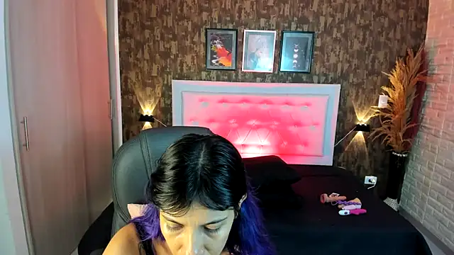 Snapshot of kitty__horny chatting on 02/06/25, 10:48 kitty horny online show from 02/06/25, 10:48