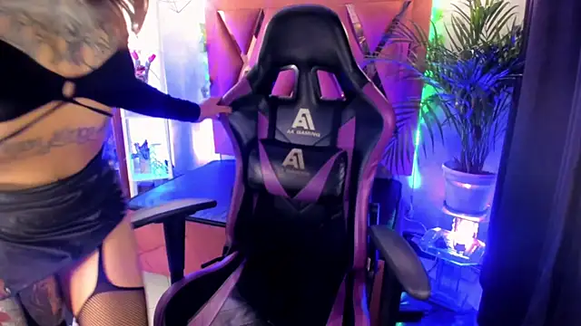 Snapshot of Megan_inked chatting on 01/04/25, 05:58 Megan inked online show from 01/04/25, 05:58