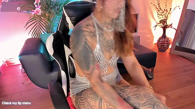 Snapshot of Megan_inked chatting on 10/22/25, 03:40 Megan inked online show from 10/22/25, 03:40