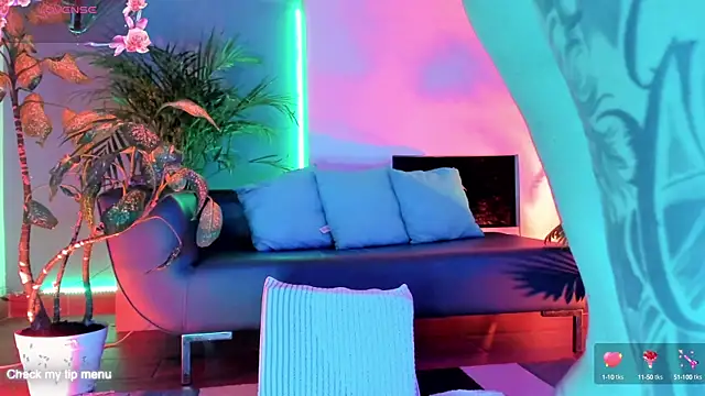 Snapshot of Megan_inked chatting on 10/25/25, 03:25 Megan inked online show from 10/25/25, 03:25