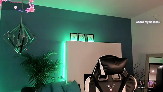 Snapshot of Megan_inked chatting on 11/01/25, 04:14 Megan inked online show from 11/01/25, 04:14