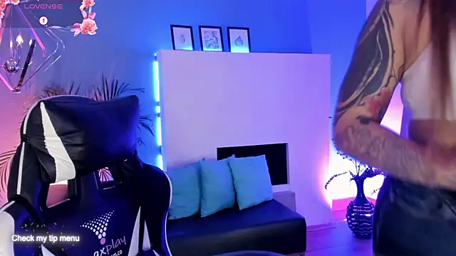 Snapshot of Megan_inked chatting on 11/16/25, 03:23 Megan inked online show from 11/16/25, 03:23