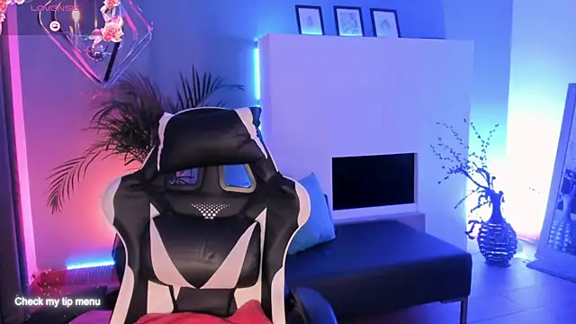 Snapshot of Megan_inked chatting on 12/14/25, 03:01 Megan inked online show from 12/14/25, 03:01