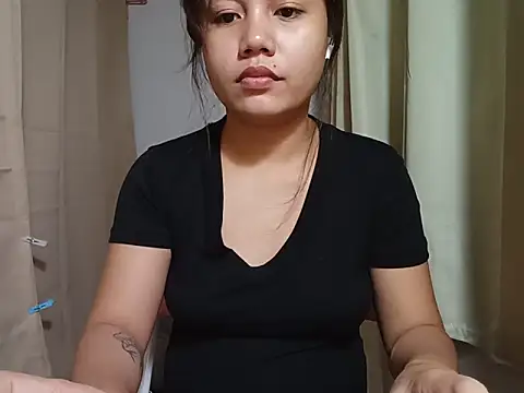 Snapshot of sweet_goldenAngel chatting on 05/16/26, 05:34 sweet goldenAngel online show from 05/16/26, 05:34