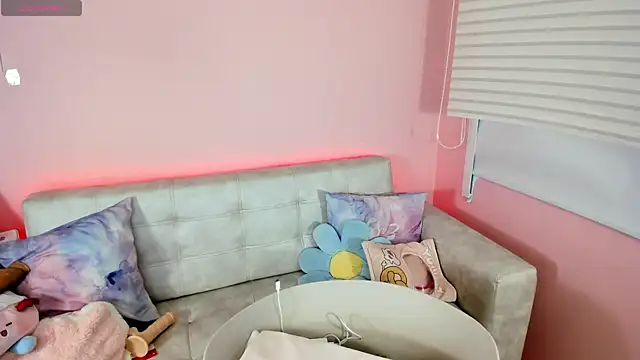 tinysara online show from 06/26/26, 04:33