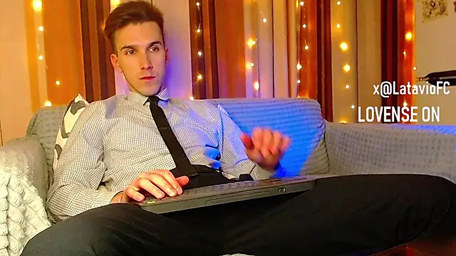 Snapshot of Midnighter_ chatting on 12/21/25, 11:01 Midnighter online show from 12/21/25, 11:01