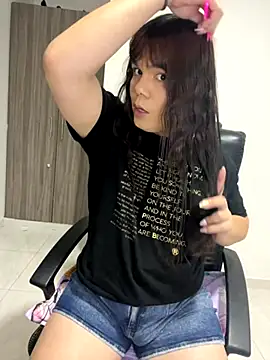 Snapshot of Violetacam_05 chatting on 10/08/25, 07:39 Violetacam 05 online show from 10/08/25, 07:39