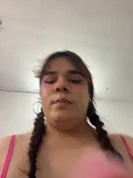 Snapshot of Violetacam_05 chatting on 02/21/26, 03:02 Violetacam 05 online show from 02/21/26, 03:02