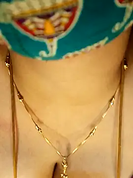 Snapshot of tuttifrutti17 chatting on 12/27/24, 06:42 tuttifrutti17 online show from 12/27/24, 06:42