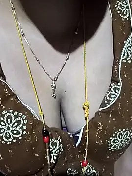 Snapshot of tuttifrutti17 chatting on 11/18/25, 05:06 tuttifrutti17 online show from 11/18/25, 05:06