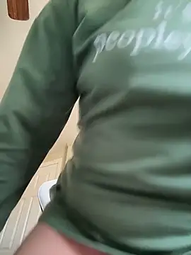 Snapshot of QueenNuttCollector chatting on 03/17/26, 03:48 QueenNuttCollector online show from 03/17/26, 03:48