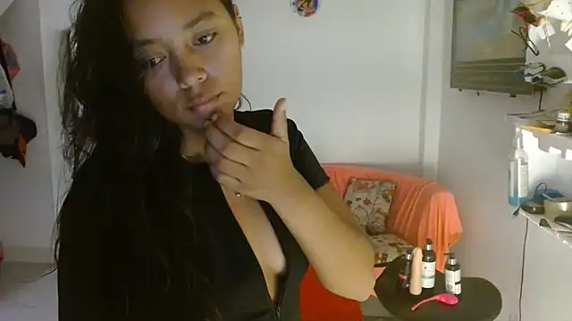 Snapshot of Chiara_petterson chatting on 12/21/25, 04:36 Chiara petterson online show from 12/21/25, 04:36