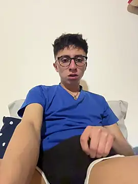 Snapshot of CamiRojas_boy chatting on 12/22/25, 04:31 CamiRojas boy online show from 12/22/25, 04:31