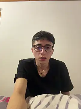 Snapshot of CamiRojas_boy chatting on 01/06/26, 03:54 CamiRojas boy online show from 01/06/26, 03:54