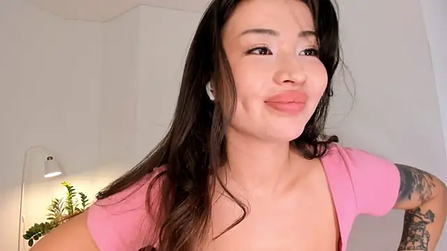 Snapshot of kawaii_mia chatting on 10/10/25, 03:44 kawaii mia online show from 10/10/25, 03:44