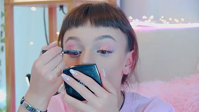 Snapshot of ElisabethDavis chatting on 09/17/25, 03:24 ElisabethDavis online show from 09/17/25, 03:24