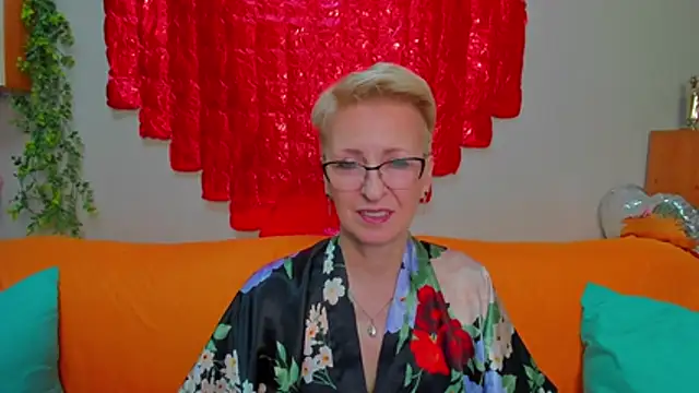 Snapshot of iamyourdream89 chatting on 02/13/26, 12:01 iamyourdream89 online show from 02/13/26, 12:01