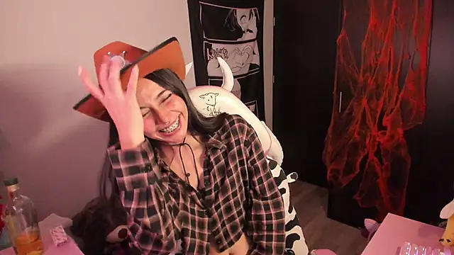 amber yull online show from 10/31/25, 01:28