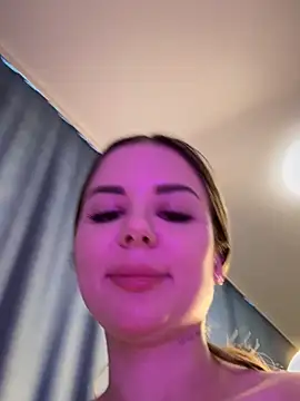 Snapshot of Alina_Vibe_Me chatting on 02/25/25, 11:44 Alina Vibe Me online show from 02/25/25, 11:44