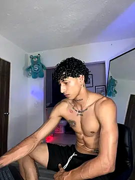 Snapshot of mike_casseano chatting on 10/30/25, 03:08 mike casseano online show from 10/30/25, 03:08