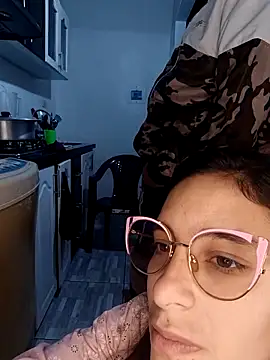 Snapshot of catire2323 chatting on 11/21/25, 02:43 catire2323 online show from 11/21/25, 02:43