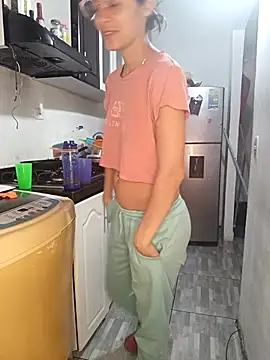 Snapshot of catire2323 chatting on 12/21/25, 08:16 catire2323 online show from 12/21/25, 08:16