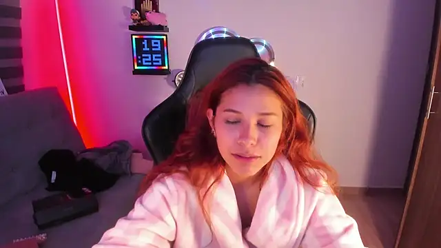 Snapshot of crystal_bunny7 chatting on 10/17/25, 12:25 crystal bunny7 online show from 10/17/25, 12:25