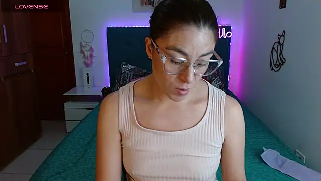 Snapshot of antonella_sweet33 chatting on 03/22/25, 11:42 antonella sweet33 online show from 03/22/25, 11:42