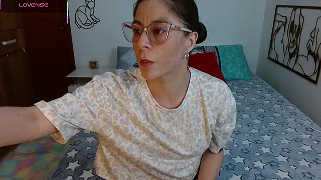 Snapshot of antonella_sweet33 chatting on 11/21/25, 09:35 antonella sweet33 online show from 11/21/25, 09:35