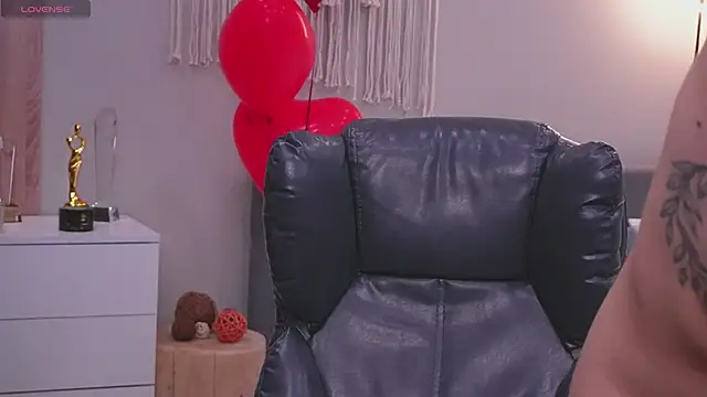 Snapshot of Molly_Jons chatting on 03/07/26, 01:02 Molly Jons online show from 03/07/26, 01:02