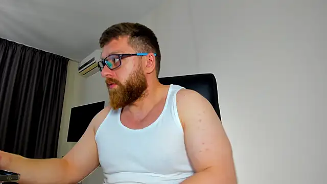 Snapshot of Findom_guy chatting on 05/15/26, 05:20 Findom guy online show from 05/15/26, 05:20