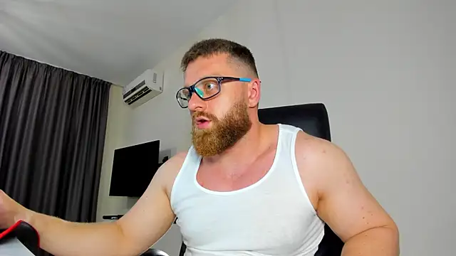 Snapshot of Findom_guy chatting on 05/21/26, 05:53 Findom guy online show from 05/21/26, 05:53