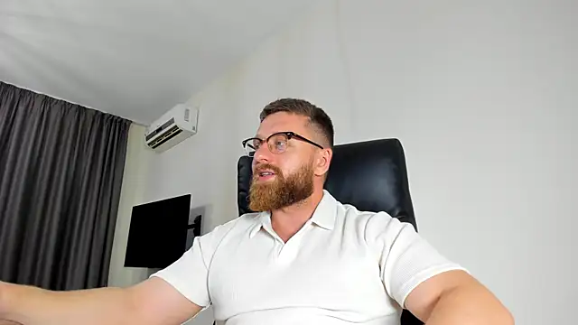 Snapshot of Findom_guy chatting on 05/26/26, 04:36 Findom guy online show from 05/26/26, 04:36