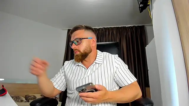 Snapshot of Findom_guy chatting on 06/08/26, 04:29 Findom guy online show from 06/08/26, 04:29