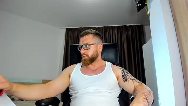 Snapshot of Findom_guy chatting on 06/15/26, 05:04 Findom guy online show from 06/15/26, 05:04