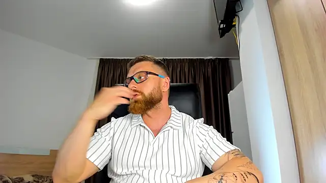 Snapshot of Findom_guy chatting on 06/17/26, 03:35 Findom guy online show from 06/17/26, 03:35