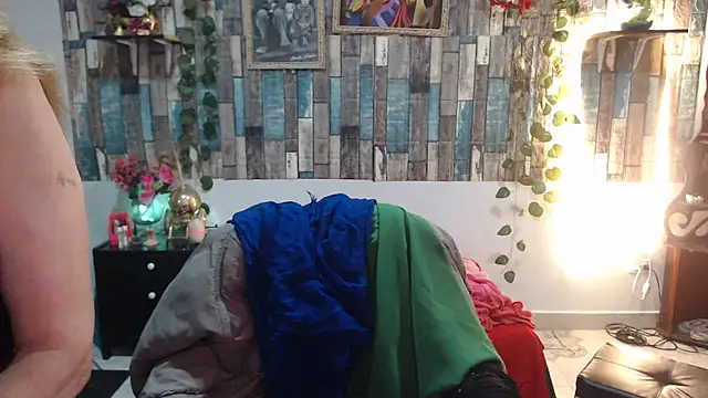 Snapshot of KarimaSarabe chatting on 09/27/25, 08:03 KarimaSarabe online show from 09/27/25, 08:03