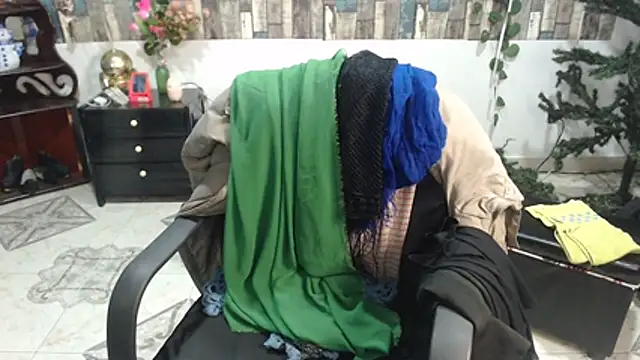 Snapshot of KarimaSarabe chatting on 11/27/25, 01:18 KarimaSarabe online show from 11/27/25, 01:18