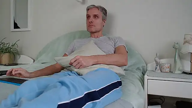 Snapshot of StrongBill chatting on 12/23/24, 08:22 StrongBill online show from 12/23/24, 08:22